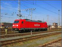 Vor ihrem n�chsten Einsatz sonnt sich 185 208-6 noch ein wenig auf dem unteren Bahnhof in Falkenberg/Elster. Das Railion-Abstellgleis befindet sich neben der ehem. Lokleitung des unteren Lokschuppens. Falkenberg/E., 24.02.07