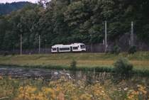 Das Regioshuttle RS1 der Ortenau-S-Bahn auf der Schwarzwaldbahn I : Fahrt auf dem Kinzigdamm zwischen Gengenbach und Biberach, bei Streckenkilometer 12,6  

