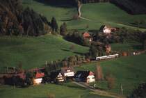 Das Regioshuttle RS1 der  Ortenau-S-Bahn auf der Schwarzwaldbahn III : Zwischen Hausach und Hornberg im Gutachtal, bei Streckenkilometer 40,5  
