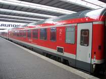 hier ein umlackierter ic/ec wagen des m�nchen - n�rnberg - express am m�nchener hbf zu sehen . 19.02.07