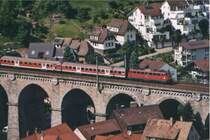 Baureihe 110 zieht hier eine Garnitur  Rotlinge  �ber das Eisenbahnviadukt in Hornberg. Diese Aufnahme entstand im Sommer 
2006.  