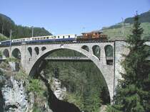 RhB Jubilum 100 Jahre Albulalinie,Der Alpine Classic Pullman Express mit  Krokodil  Ge 6/6 I auf der Fahrt nach Samedan auf dem Viadukt bei Solis am 06.07.03