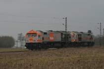 hvle-Tiger V330.2 und MKB-Tiger V20 haben einen Schotterzug zum Kalkwerk Hornberg gebracht und fahren zur�ck nach R�beland. Im Hintergrund befinden sich die Hoch�fen vom Kalkwerk Hornberg; 24.02.2007