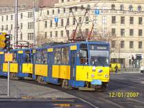 T6A2 1021 der Leipziger Verkehrsbetriebe bei der Einfahrt in die Zentralhaltestelle Hauptbahnhof (10.01.2007)

Leider werden bis zum Jahresende 2007 die formsch�nen Tatras der Bauart T6A2 in Leipzig aus den Verkehr gezogen...