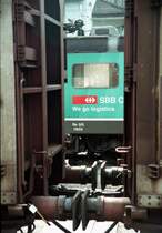 Re 6/6 11655 im urspr�nglich vorgesehenen Cargo-Kleid versteckt sich am 07.09.2002 hinter ihrer eigentlichen Aufgabe.
