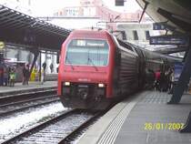Re 450 001-3 der SBB unterwegs auf der S-Bahnlinie S7 nach Rapperswil im Bahnhof Z�rich Stadelhofen (26.01.2007)