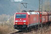 185 216-9 ist kurz vor Neckarzimmern mit einem Kohlezug unterwegs Richtung Heilbronn. April 2006
