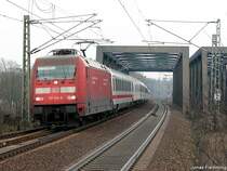 101 119 hat soeben mit einem IC aus Stralsund die Allerbr�cke bei Celle �berquert und erreicht den Bahnhof Celle.