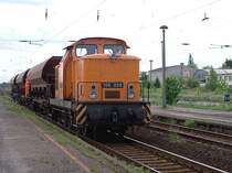 In original DR-Farbgebung und -Beschriftung 106 008 (ex V 60) der Fa. ITL mit einem kurzen G�terzug bei Radebeul-Ost (20.05.03)
