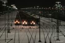 Maschen Rbf bei Nacht, Eis und Schnee. Aufgenommen am Abend des 09.02.2007. Zu sehen sind eine 155 und zwei 185 mit ihren Z�gen, welche grade in Berzirk 3 angekommen sind. www.bahnpix.de