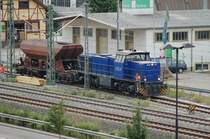 Mak 1206 rangiert im Bahnhof Mosbach einen Schotterwagen, nachdem das mittlere Gleis �ber eine neue Strassenunterf�hrung verlegt wurde. Juli 2006