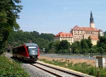 Fast ein Jahr nach dem verheerenden Hochwasser fährt sie auf der 19 km langen Teilstrecke Heidenau-Glashütte ab 29.06.03 wieder, die Müglitztalbahn;  Hier der talaufwärtsfahrende DESIRO als RB27415 bei Weesenstein (30.06.03)
