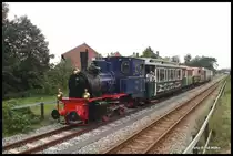 Lok Borkum war am 19.8.2015 mit dem Nostalgiezug unterwegs. Hier fährt der Zug am Ortsrand von Borkum Richtung Hafen.