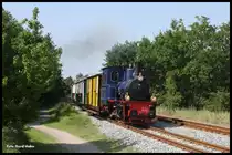 Die einzige zweispurige Schmalspurbahn in Deutschland findet man auf Borkum. Dort verkehren mitunter vier Züge gleichzeitig. Dazwischen fährt an bestimmten Tagen, wie hier am 20.08.2015, die einzige Dampflok der Borkumer Kleinbahn Plan- und Sonderzüge.