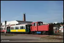 Lok  Berlin  drückt am 20.08.2015 einen Wagenpark der Borkumer Kleinbahn vom Inselbahnhof zurück ins BW.