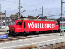 SOB / Voralpenexpress - Lok Re 4/4 456 094-2 an der Spitze des Voralpenexpress bei der ausfahrt aus dem Bahnhof Rapperswil am 26.07.2015