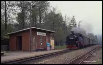 991788 fährt am 6.6.1991 um 12.48 Uhr mit dem Personenzug von Cranzahl nach Oberwiesenthal in den Haltepunkt Rothensehma ein.