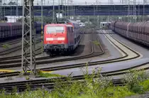 111 074 schiebt den RE 7 Richtung Krefeld durch den Neusser Güterbahnhof. Vom 22. bis 31.8. kann der RE 7 den Neusser Hbf baustellenbedingt nicht anfahren. Ersatzhalt ist die S-Bahn-Station Neuss Süd. Ab da geht's auf Güterstrecken an Neuss vorbei (Aufnahme vom 24.8.15).