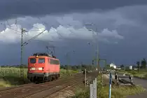 140 037-3 entflieht am 25.08.2015 bei Vechelde den nahenden Schlechtwetterwolken Lz Richtung Peine.