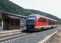 Fast ein Jahr nach dem verheerenden Hochwasser fährt sie auf der 19 km langen Teilstrecke Heidenau-Glashütte ab 29.06.03 wieder, die Müglitztalbahn;  Hier der talaufwärtsfahrende DESIRO als RB27417 bei Ausfahrt aus dem Haltepunkt Niederschlottwitz (30.06.03)
