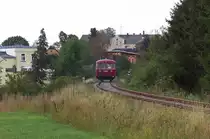 Noch 300 Meter bis zum Bahnhof Mühltroff hat VT 3.07 der Wisentatalbahn zurückzulegen. Die letzte Fahrt am Abend von Schönberg nach Schleiz West ist unterwegs. Bahnstrecke 6656 Schönberg - Schleiz am 22.08.2015