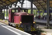 Nach erledigtem Rangierauftrag kehrt Köf III  Emma  des Bahnbetriebswerks Krefeld, eine Jung-Lok von 1956, in die heimischen Gefilde zurück und passiert dabei den Krefelder Hbf (25.8.15).