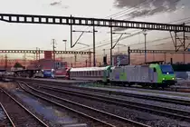 Re 485 011 fährt am Abend des 11.6.2015 nit einer RoLa durch den Bahnhof Muttenz.