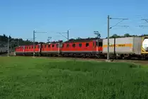SBB:  FOTOGRAFENGLUECK  Zufällige Begegnung zur richtigen Sekunde zwischen der S 23 mit RBDe 560 Kolobri/Domino (auf der Fahrt zum Endhalt Langenthal) und einem Güterzug aus dem Süden mit einer roten Re 20/20 bei Roggwil am 26. August 2015.
Foto: Walter Ruetsch