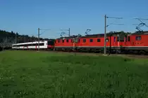 SBB:  FOTOGRAFENGLUECK  Zufällige Begegnung zur richtigen Sekunde zwischen der S 23 mit RBDe 560 Kolobri/Domino (auf der Fahrt zum Endhalt Langenthal) und einem Güterzug aus dem Süden mit einer roten Re 20/20 bei Roggwil am 26. August 2015.
Foto: Walter Ruetsch