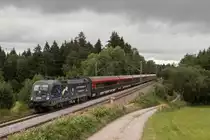 1116 126 vor einem Railjet am 16. August 2015 bei Grabenstätt.
