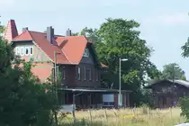 Ehemaliger Bahnhof Rhinow (Strecke 6947, ehem. Strecke Neustadt/Dosse -Rathenow der Brandenburgischen Städtebahn), von der Gleisseite. Rechts ein kleiner Güterschuppen und eine Laderampe. Gleise gibt's hier keine mehr. Foto vom 22.8.2015