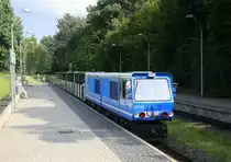 Die Elektrospeicherlokomotive EA02 der Dresdner Parkeisenbahn.
Bei Sommerwetter am  Nachmittag vom 23.7.2015.