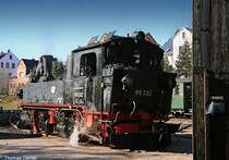 Schmalspurdampf im Erzgebirge: Die Mittagssonneam 18.02.07 l�sst die blitzblanke 99 582 vor dem Sch�nheider Lokschuppen fotogen gl�nzen.