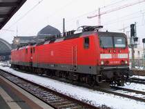 143 639-3 und 112 135-9 warten vor Dresden-Hbf auf neuen Einsatz (18.02.03)
