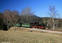 Schmalspurdampf im Erzgebirge: 99 582 dampft am 18.02.07 die Steigung zwischen Neuheide und Sch�nheide hinauf.