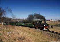 Schmalspurdampf im Erzgebirge: 99 582 durchf�hrt am 18.02.07 die Kurve vor der Einfahrt Sch�nheide. Im Hintergrund wieder die St�tzengr�ner B�rstenfabrik - von hier kann man einen Gro�teil der Strecke �berblicken.
