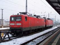 112 135-9 und 143 639-3 warten vor Dresden-Hbf auf neuen Einsatz (18.02.03)
