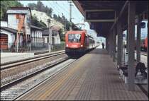 1016 039 kommt im Sommer 2005 mit dem �BB-EC 162  Transalpin  Wien West-Basel in den Bahnhof Jenbach gerollt. 