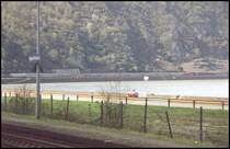 Eine 101 bringt einen EC, gebildet aus Wagen der SBB richtung Hamburg. Aufgenommen im April 2006 vom Haltepunkt Boppard-Hirzenach.
