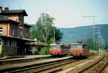 Zugkreuzung im Bahnhof Amorbach am 12.07.1991 um 10.40 Uhr:
Links Schienenbus 798797 nach Miltenberg und rechts Schienenbus 798623 nach Seckach.
