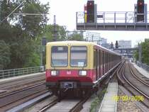 Einfahrt der Baureihe 485 der S-Bahn Berlin GmbH in den Bahnhhof Tiergarten. Der Zug tr�gt die traditionellen Farben der Berliner S-Bahn