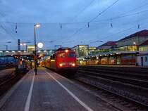 110 316 mit RE nach M�nchen Hbf kurz vor der Abfahrt aus Regensburg Hbf am 17.02.2007.