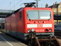 143 123 wartet abgestellt auf Gleis 108 auf zwei Ex-Silberlinge, um sp�ter als RB nach Eggm�hl zu fahren. 17.02.2007
