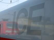 Das ICE Logo von Triebkopf 401 090. Im Lack spiegelt sich 143 123 mit einer RB nach Eggm�hl am 17.02.2007 in Regensburg Hbf.