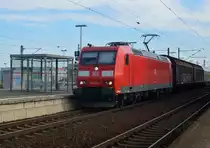 Von der Riedbahn kommend wechsel die 185 055-1 auf die Strecke nach Bischofsheim.
Dornberg den 30.8.2015