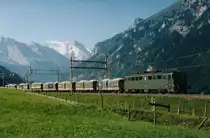 SBB/BLS: Aushubmaterialzug mit Ae 6/6 bei Frutigen am 29. Juli 2004.
Foto: Walter Ruetsch