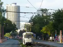 Tatra T3 7797, die ich am selben Tag bereits am Burgtunnel fotografierte, begegnete mir im Feierabenverkehr des 23.8.2015 an der Station Račianské mýto.