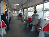 Innenansicht Tatra T3 - nah am Ursprungszustand. Die abwechselnd grauen und roten Schalensitze, Faltentüren, Türöffner etc. dürften vielen noch aus früheren Zeiten bekannt sein. In Bratislava fahren die T3 und die T6 noch weitgehend im Auslieferungszustand. 23.8.2015