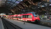 Am 30.08.2015 steht 442 811-6 in Leipzig Hbf, laut der Zugzielanzeige fährt er als  Vollzug . Seine eigentliche Fahrt beginnt 08:03 als RE 17059 nach Dresden Hbf    