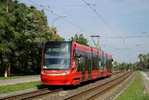 Wegen Gleisbauarbeiten im Stadtzentrum wird zur Zeit die Linie 6 zwischen Dubravka und der provisorischen Endstelle Most SNP geführt. Da dort die Wende mittels Kletterweiche erfolgt, macht sich die Neuanschaffung von Zweirichtungsfahrzeugen bereits bezahlt. For City Plus 30T hat die Haltestelle Horne Krcace verlassen und fährt in Richtung Most SNP. (27.08.2015)